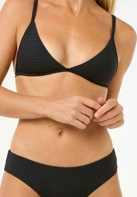 Set di bikini nero a costine con top triangolare dotato di spalline sottili e slip a vita media abbinati, caratterizzato da un tessuto texturizzato.