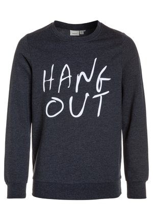 Felpa grigia scura con maniche lunghe, scollo rotondo e grande scritta bianca "HANG OUT" sul davanti. Texture morbida e design casual.