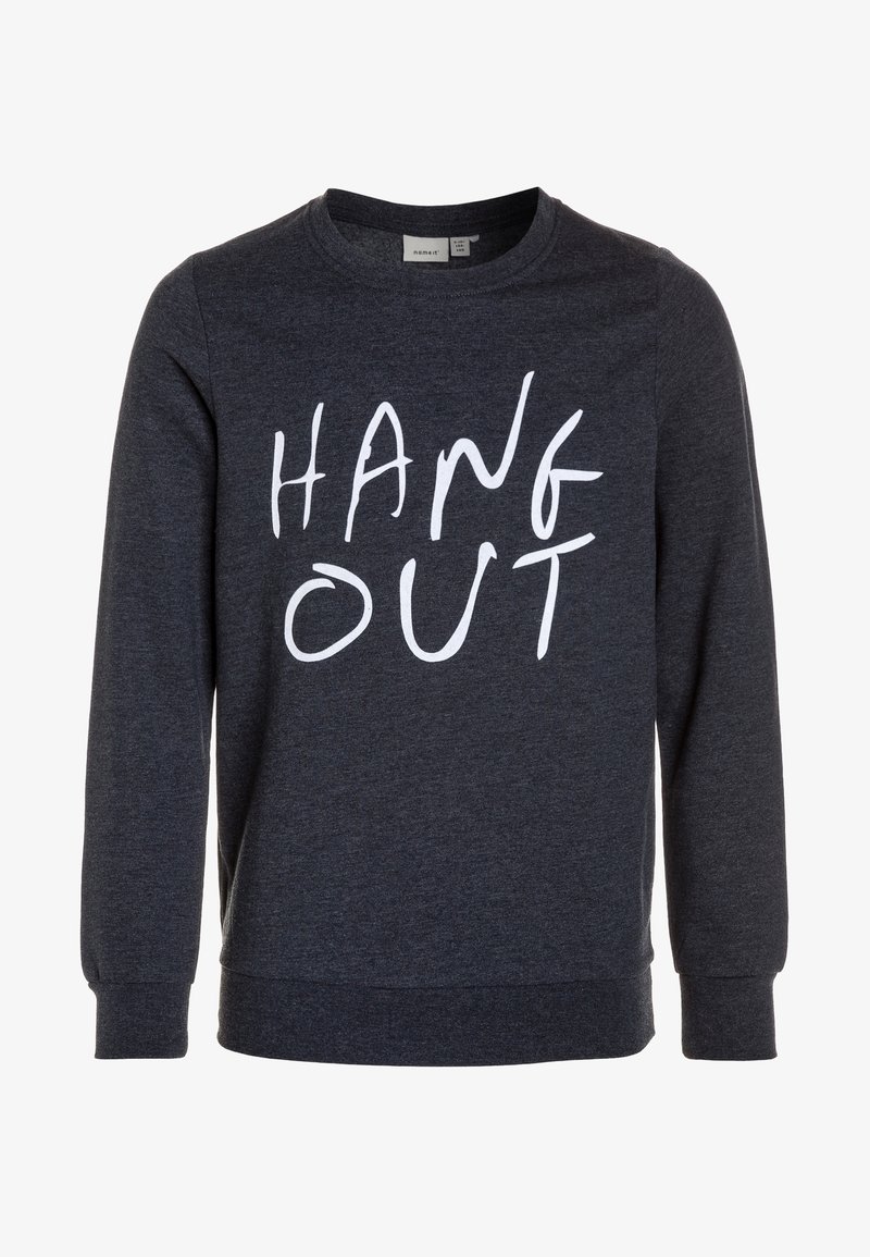 Sweat-shirt gris foncé à manches longues, col arrondi, avec un grand texte blanc "HANG OUT" sur le devant. Texture douce et design décontracté.