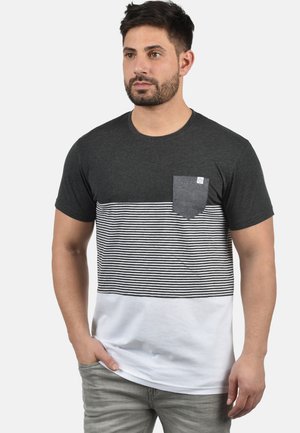 T-shirt kratkih rukava s gornjim dijelom u tamnosivoj boji, horizontalnim crno-bijelim prugama u srednjem dijelu i donjim dijelom u čisto bijeloj boji.