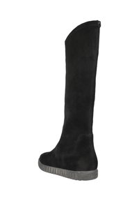 Stivale al ginocchio in suede nero con parte superiore leggermente curva, superficie texturizzata e suola in gomma con distinti solchi orizzontali.