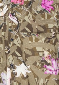 Chemise kaki à fermeture par boutons, avec des motifs floraux et d’insectes roses et blancs, et une poche poitrine sur le côté droit.