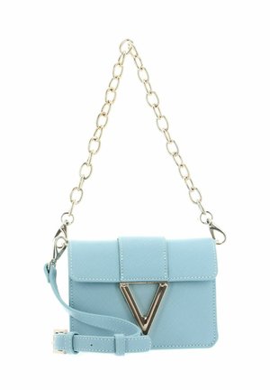 Sac bandoulière bleu clair en similicuir avec bandoulière chaîne, accent métallique en forme de V, fermeture à rabat et bandoulière ajustable. Surface texturée.