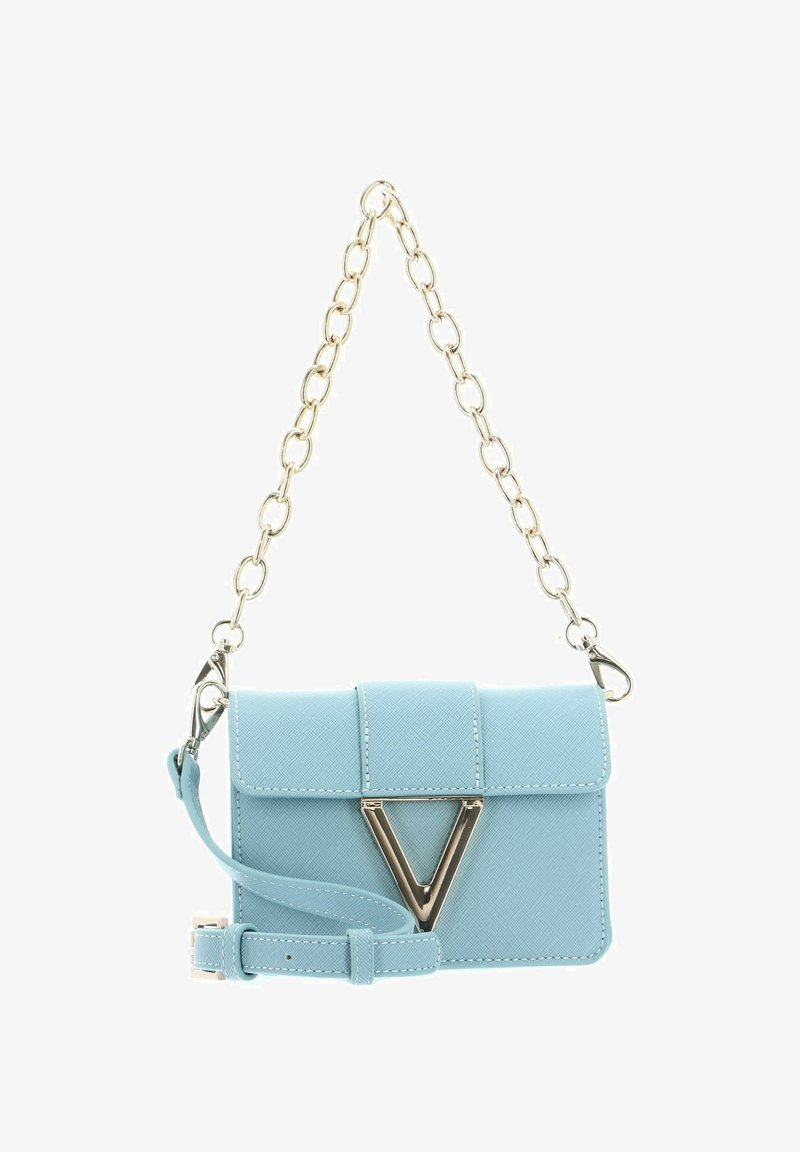 Sac bandoulière bleu clair en similicuir avec bandoulière chaîne, accent métallique en forme de V, fermeture à rabat et bandoulière ajustable. Surface texturée.