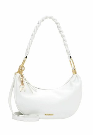 Baltas odinis rankinės krepšys pusmėnulio formos su pintu dirželiu, auksine aparatūra, užtrauktuko uždarymu ir dekoratyvinėmis auksinėmis raidžių pakabukais.