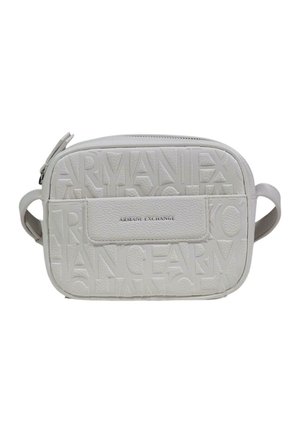 Bílá obdélníková kabelka přes rameno s vyraženými logy Armani Exchange a přední kapsou s kovovým logem.