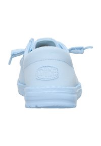 Sneaker azzurri chiari con tomaia in rete, colletto imbottito e suola in gomma testurizzata. Decorati con una toppa con logo sul tallone.