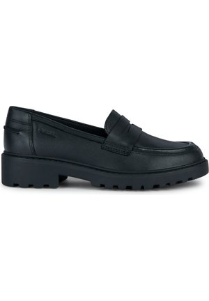 Mocassins en cuir noir avec un profil bas et une semelle en caoutchouc texturée. Présente un détail de bande décorative sur le dessus. Convient pour une tenue décontractée.