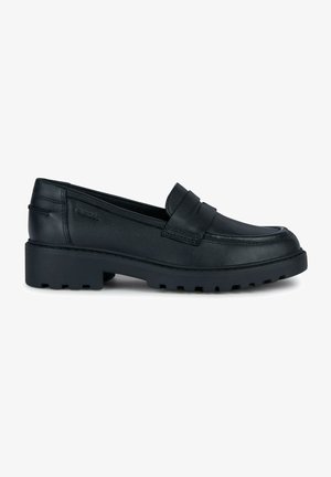 Mocasines de cuero negro con suela de goma texturizada y perfil bajo. Presentan un detalle decorativo de tira en la parte superior. Aptos para uso casual.