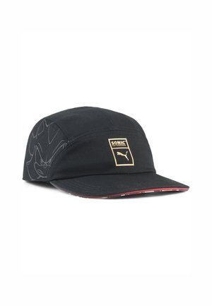 Casquette de baseball noire avec une silhouette de Sonic the Hedgehog sur le côté et un patch doré du logo Puma à l'avant, sous la visière à motif rouge.