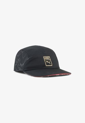 Gorra de béisbol negra con el contorno de Sonic the Hedgehog en un lado y un parche dorado del logo de Puma en la parte frontal, con la parte inferior del visera roja con un patrón.