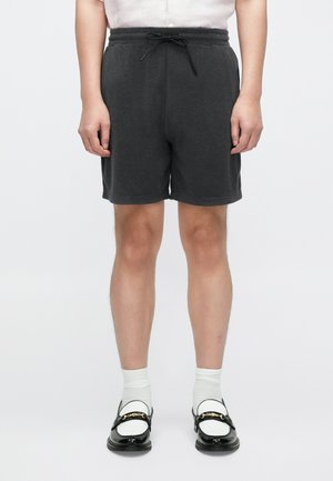 Shorts en coton gris foncé avec taille élastique et cordon de serrage. Caractéristiques : poches latérales, coupe longueur genou et texture lisse.