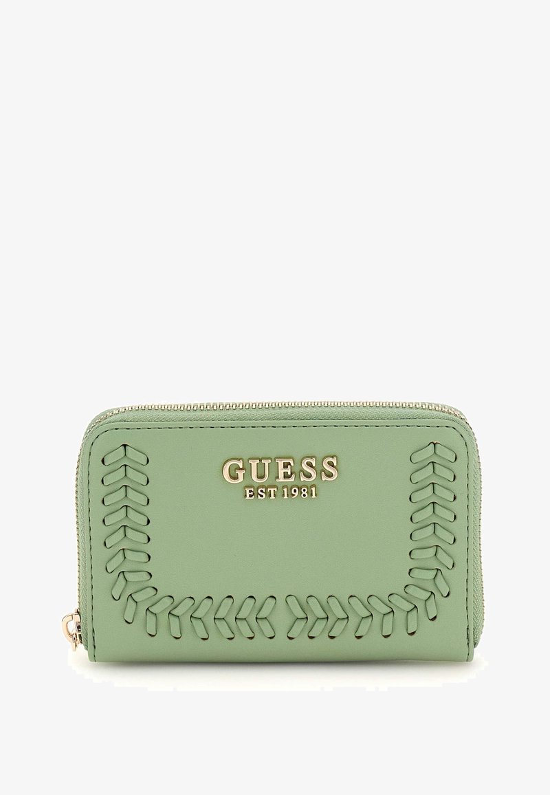 Portafoglio verde in ecopelle con accenti cuciti in rilievo e finiture dorate, con il logo "GUESS EST 1981" sul fronte. Chiusura con cerniera.
