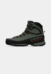 Hallhalli keskmise lõikega matkasaapad musta kummist varbakattega. Omavad punaseid detaile, tugevaid paelu ja tekstureeritud pinda haardeks. Veekindel disain.