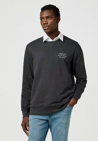 Wrangler LONG SLEEVE EMBROIDERY CREW  - Sudadera - faded black
