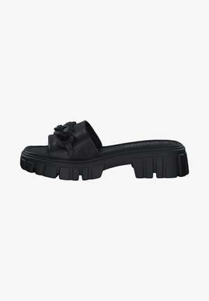 Zwarte slipper sandalen met een gladlederen bovenkant met een bloemenelement, dikke gegroefde rubberen zool en een eenvoudig open ontwerp.