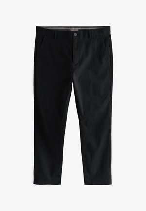 Pantalones negros de corte recto con trabillas para cinturón, dos bolsillos delanteros, cierre con botón y cremallera.