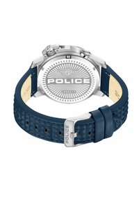 Herrklocka med silverfärgad boett och armband av blått texturerat läder. Har en rund baksida med POLICE-logotyp och ett präglat mönster.