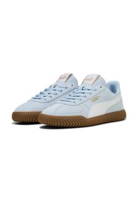 Zapatillas de color azul claro con parte superior de ante, franjas laterales blancas y suela de goma. Presenta cordones planos y una lengüeta acolchada con detalle del logo.