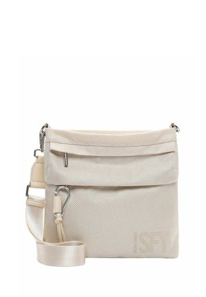 Beige Umhängetasche mit strukturierter Oberfläche, vorderer Reißverschlusstasche, silberfarbener Hardware und verstellbarem Trageriemen. Mit einem Logoprint.