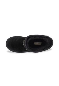 Botín negro de ante con un suave forro de piel de peluche, puntera redondeada, banda decorativa y detalles bordados alrededor de la abertura.