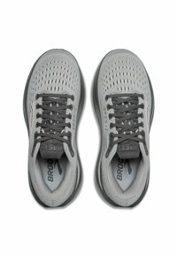 Šedé športové topánky s textilným zvrškom, perforovaným dizajnom a tmavosivými šnúrkami. Majú polstrovaný golier a jemné logo na jazyku.