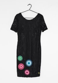 Vestido negro de encaje con mangas cortas, que presenta un colorido bordado floral en verde, azul, rosa y púrpura en el lado inferior izquierdo.