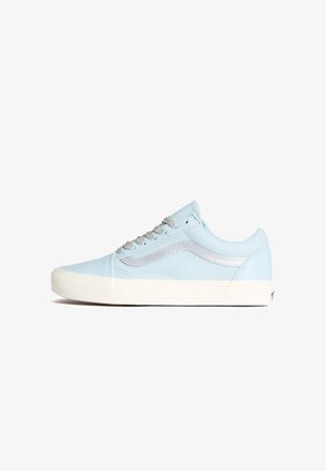 Baskets en toile bleu clair avec des accents argentés, un tissu texturé et une semelle en caoutchouc blanche. Elles présentent des lacets ronds et une silhouette classique.