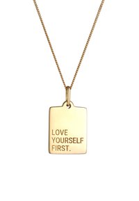Halskette mit goldfarbenem Anhänger, auf einem rechteckigen Anhänger mit dem eingravierten motivierenden Spruch "LIEBE DICH ZUERST." Leichte Kette.