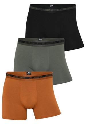 Tre par boksershorts i sort, olivengrøn og brændt orange. Hver af dem har en sort elastik med "JBS UNDERWEAR" branding.