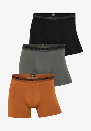 Tre par boksershorts i sort, olivengrøn og brændt orange. Hver af dem har en sort elastik med "JBS UNDERWEAR" branding.
