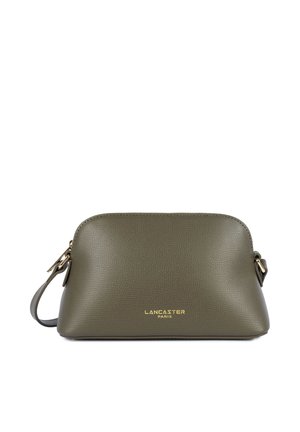 Piccola pochette in pelle verde oliva con cinturino da polso e logo dorato "Lancaster Paris" al centro frontale.