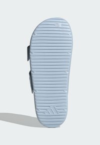 Suola di sandalo azzurro chiaro con motivo testurizzato per una migliore aderenza, dal design piatto e bordi arrotondati. Include un logo ben visibile.