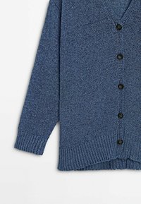 Blå stickad cardigan med långa ärmar och svarta knappar fram, med ribbade muddars och nederkant.