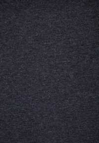 Tessuto grigio scuro con texture e un sottile motivo melangiato, arricchito da dettagli di maglia fine.