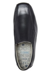 Chaussure slip-on en cuir noir avec une finition lisse, un bout rond et une semelle intérieure à motif hexagonal. Équipée d'accents élastiques sur les côtés pour un enfilage facile.