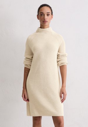 LONGSLEEVE STAND UP COLLAR - Strickkleid - sandy melange