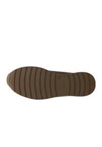 Suola di scarpa in gomma marrone con un pattern testurizzato e rigato. Presenta una punta arrotondata e una leggera curvatura sui lati per flessibilità.