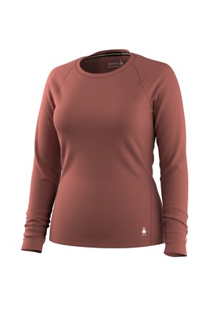 Camiseta de mujer de manga larga y cuello redondo en color rosa apagado, con un pequeño logo blanco cerca del dobladillo y silueta ajustada.