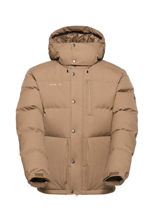 Giacca imbottita marrone con colletto alto, cappuccio integrato, bottoni a pressione e polsini elasticizzati. Presenta tasche esterne e un dettaglio con logo.