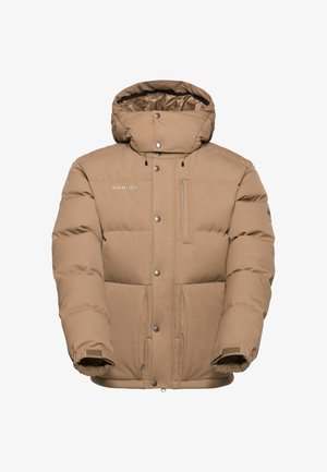 Giacca imbottita marrone con colletto alto, cappuccio integrato, bottoni a pressione e polsini elasticizzati. Presenta tasche esterne e un dettaglio con logo.