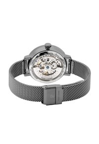 Reloj automático de acero inoxidable con correa de malla. Presenta un fondo de caja transparente que muestra detalles intrincados del movimiento. Color: plata.