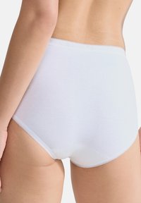 Slip bianchi in cotone con una texture liscia, vita alta e delicato bordo in pizzo lungo gli orli delle gambe. Presentano cuciture minime per il massimo comfort.