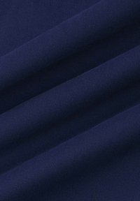 Marineblauw ribstof met een gestructureerd oppervlak, gekenmerkt door opvallende horizontale lijnen en een zachte, rekbare kwaliteit. Ideaal voor verschillende kledingtoepassingen.