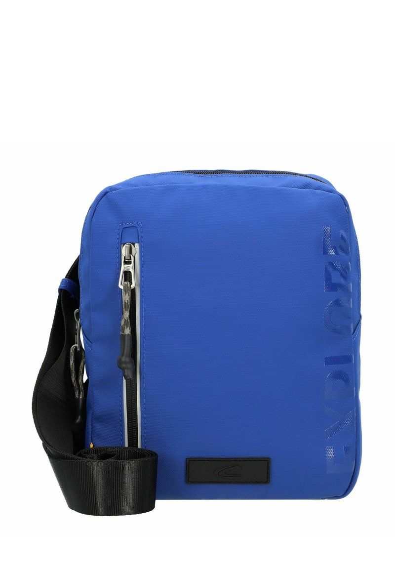 Bolsa de nylon azul tipo bandolera con una correa ajustable negra, que cuenta con un bolsillo frontal con cremallera, texto emblema "EXPLORA" y una textura suave.