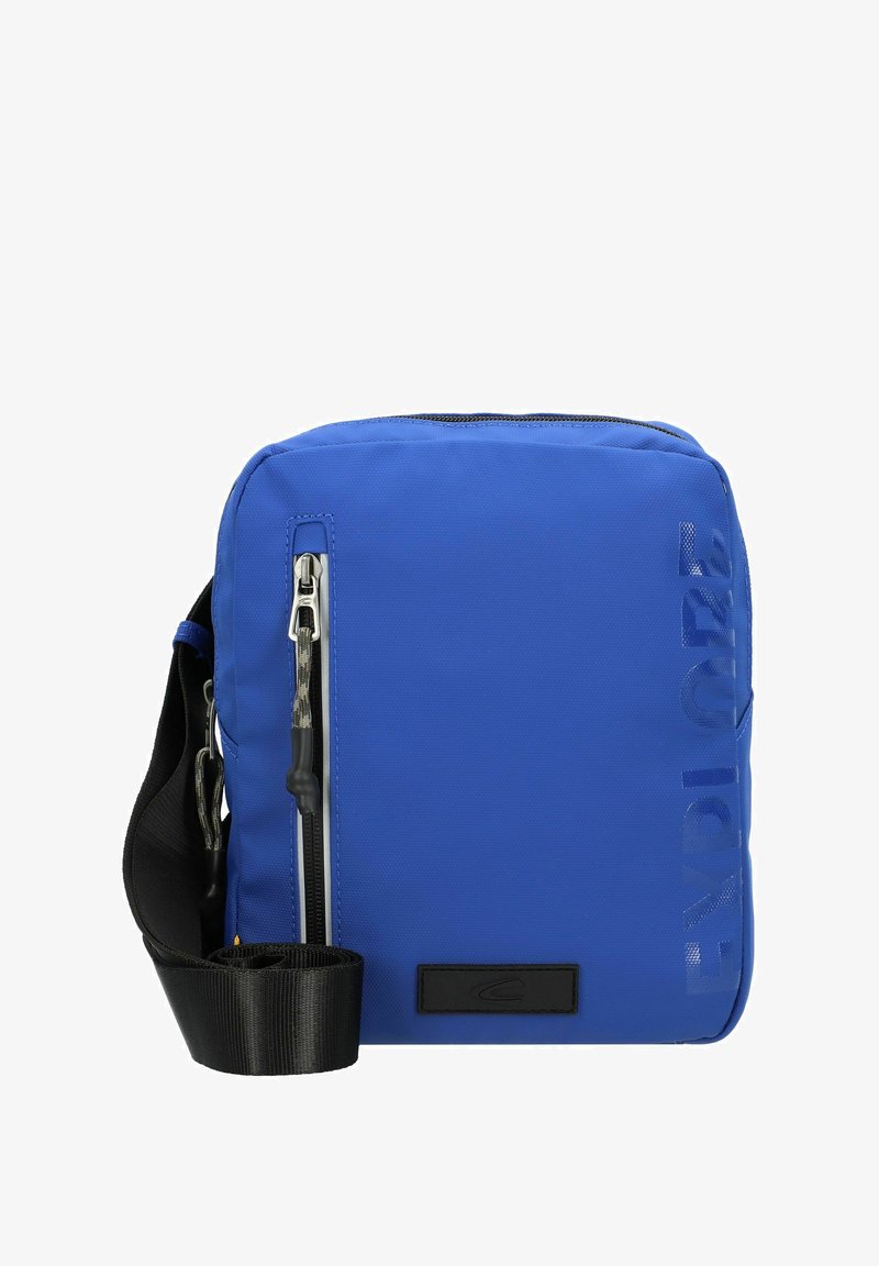 Bolsa de nylon azul tipo bandolera con una correa ajustable negra, que cuenta con un bolsillo frontal con cremallera, texto emblema "EXPLORA" y una textura suave.