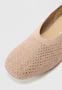 Ροζ ανοιχτό ριγωτό μπαλαρίνα με υφασμάτινο επάνω μέρος με μεταλλικές πινελιές, στρογγυλεμένη μύτη και ελαστικό τελείωμα για άνεση.