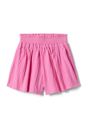 Roze gestructureerde shorts met hoge taille, elastische geplooide tailleband en losse geplooide pijpen op een witte achtergrond.
