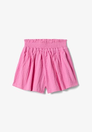 Pantalones cortos de talle alto texturizados en color rosa con cintura elástica fruncida y piernas sueltas plisadas sobre un fondo blanco.