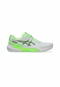 Chaussure de sport blanche avec des accents verts, dotée d'un dessus perforé, d'un bout arrondi et d'une semelle texturée avec un support de talon visible.